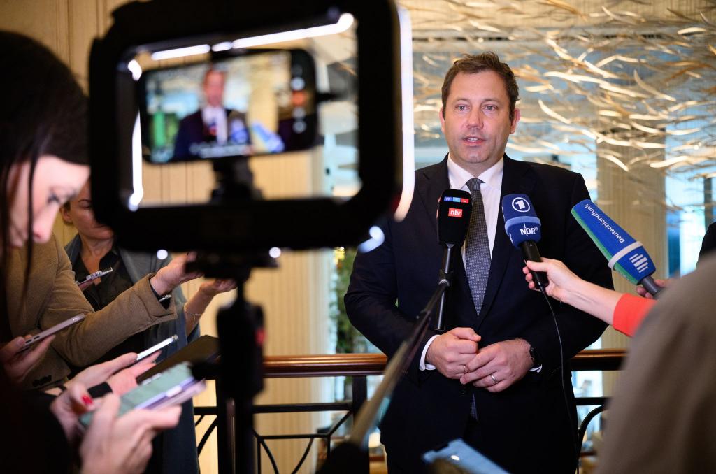 Klingbeil war für politische Gespräche in Singapur und fliegt von dort zum G20-Gipfel. - Foto: Bernd von Jutrczenka/dpa