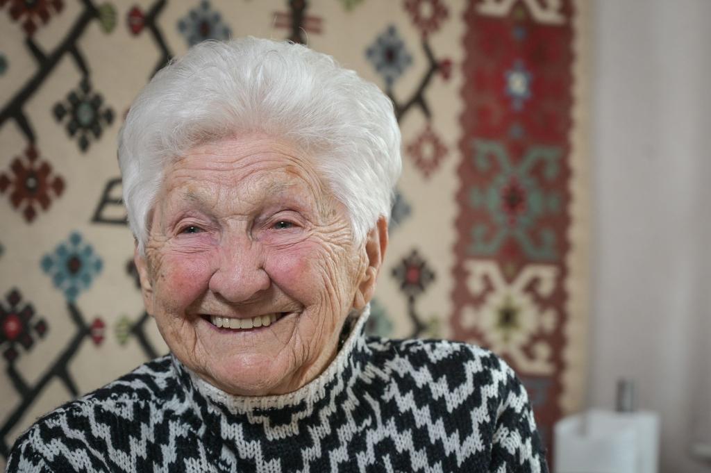 Mit 100 Jahren lebt es sich nicht allzu anders, findet Johanna Quaas, die älteste Turnerin der Welt. - Foto: Heiko Rebsch/dpa