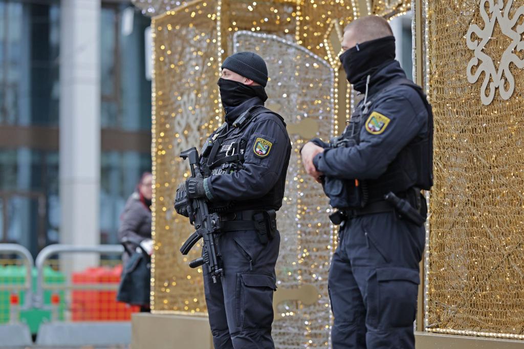 Brauchtum unter Polizeischutz: Polizisten sichern die Eröffnung vom Magdeburger Weihnachtsmarkt. - Foto: Matthias Bein/dpa