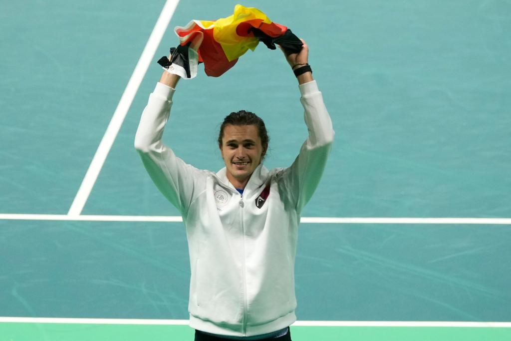 Zverev jubelte mit Deutschland-Fahne über den Viertelfinalsieg gegen Argentinien. - Foto: Luca Bruno/AP/dpa