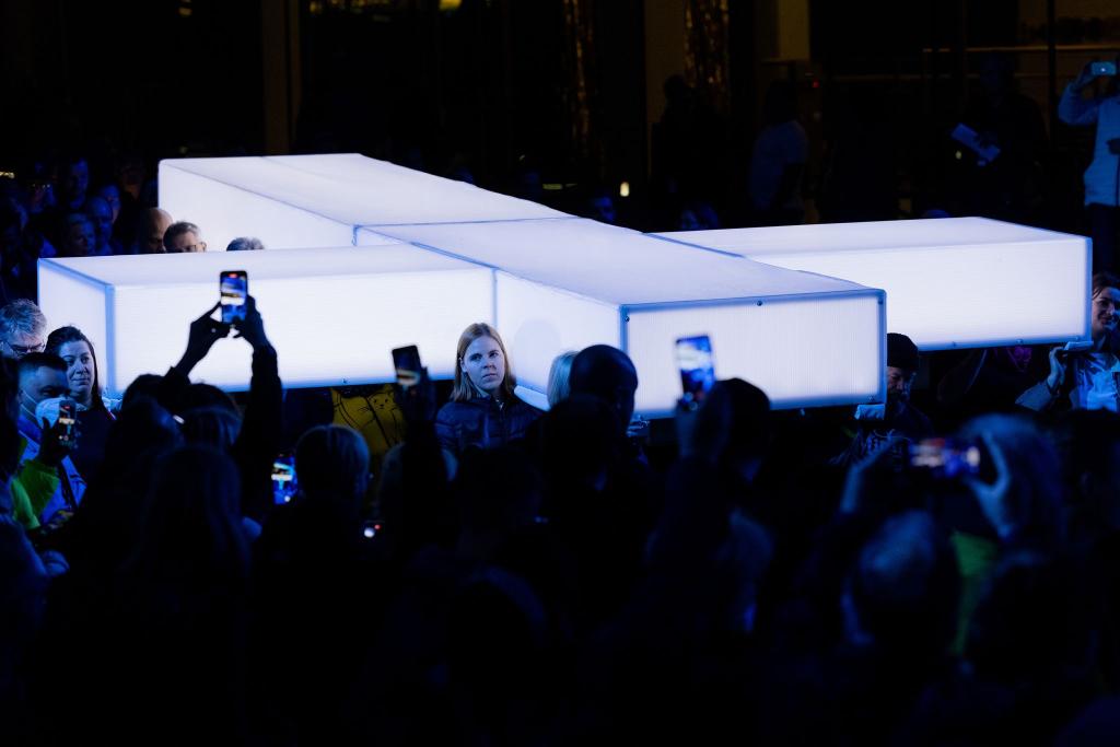 Bei «Die Passion» wurde stets ein großes Kreuz durch Innenstädte getragen - 2026 wird es nicht der Fall sein. (Archivbild) - Foto: Rolf Vennenbernd/dpa