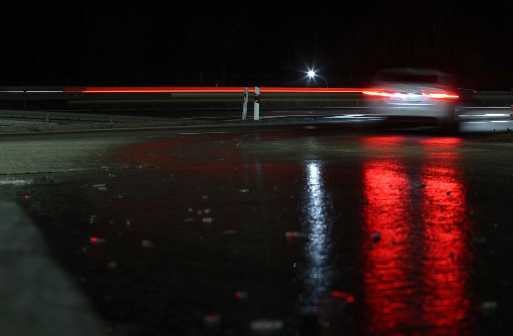 Fünf Fahrzeuge sind auf der A20 durch die glatte Straße verunfallt. (Symbolbild) - Foto: Karl-Josef Hildenbrand/dpa