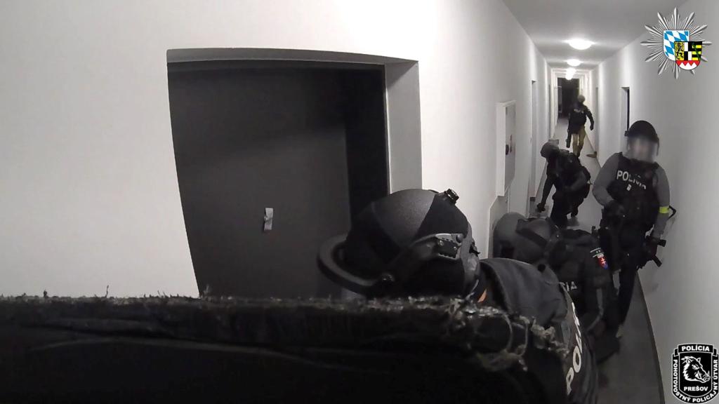 Die slowakische Polizei stürmt ein Appartement - hinter dieser Tür vermuteten sie den Ursprung vieler Schockanrufe. (Handout) - Foto: -/Polizei Oberfranken/dpa