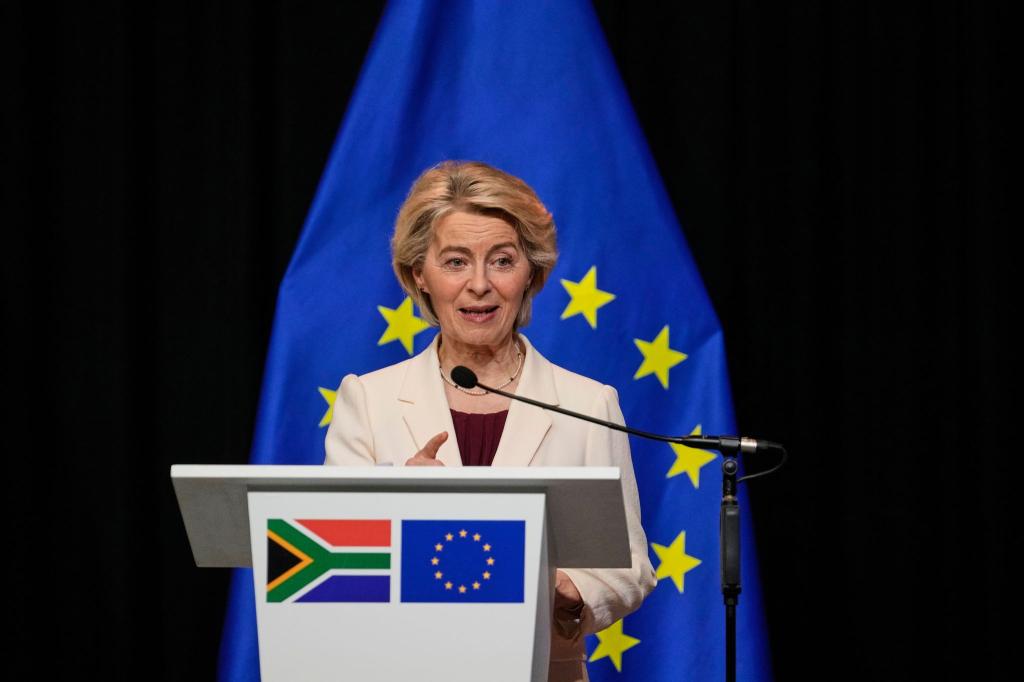 EU-Kommissionspräsidentin Ursula von der Leyen preist Fairness und Verlässlichkeit der Europäischen Union im Umgang mit ihren Partnern an. - Foto: Themba Hadebe/AP/dpa