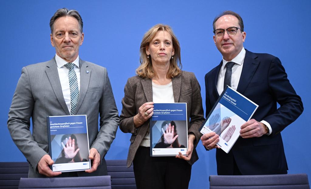 BKA-Präsident Holger Münch, Bundesfamilienministerin Karin Prien (CDU) und Bundesinnenminister Alexander Dobrindt (CSU) präsentieren in Berlin zwei Sonderauswertungen der Polizeistatistik: Ein Bundeslagebild zu häuslicher Gewalt und ein Lagebild zu Straftaten gegen Frauen. - Foto: Britta Pedersen/dpa