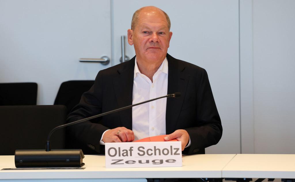 Ex-Kanzler Olaf Scholz (SPD) sagte im Schweriner Untersuchungsausschuss zur Nord Stream 2-Pipeline für russisches Erdgas aus. - Foto: Bernd Wüstneck/dpa