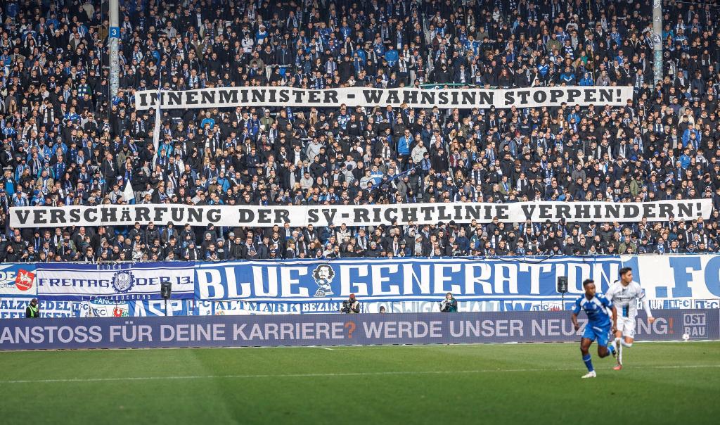 Fanproteste beim Zweitliga-Spiel 1. FC Magdeburg - SC Paderborn. (Archivfoto) - Foto: Andreas Gora/dpa