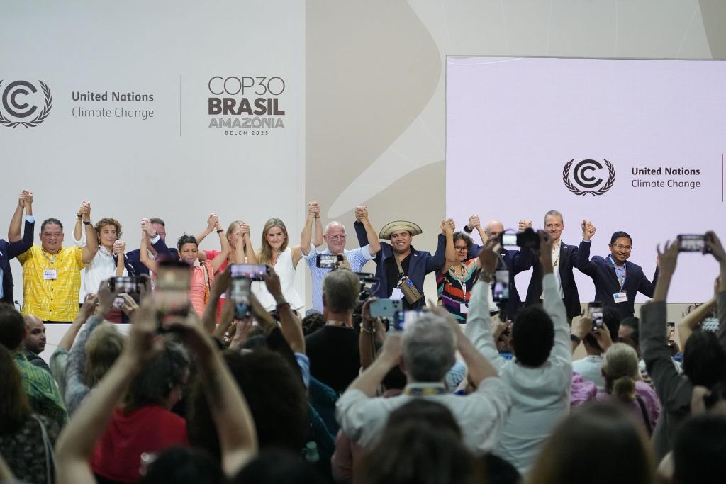 Ein Bündnis unter Führung von Kolumbien und den Niederlanden macht sich für einen sozial gerechten Ausstieg aus fossilen Energien stark. - Foto: Joshua A. Bickel/AP/dpa