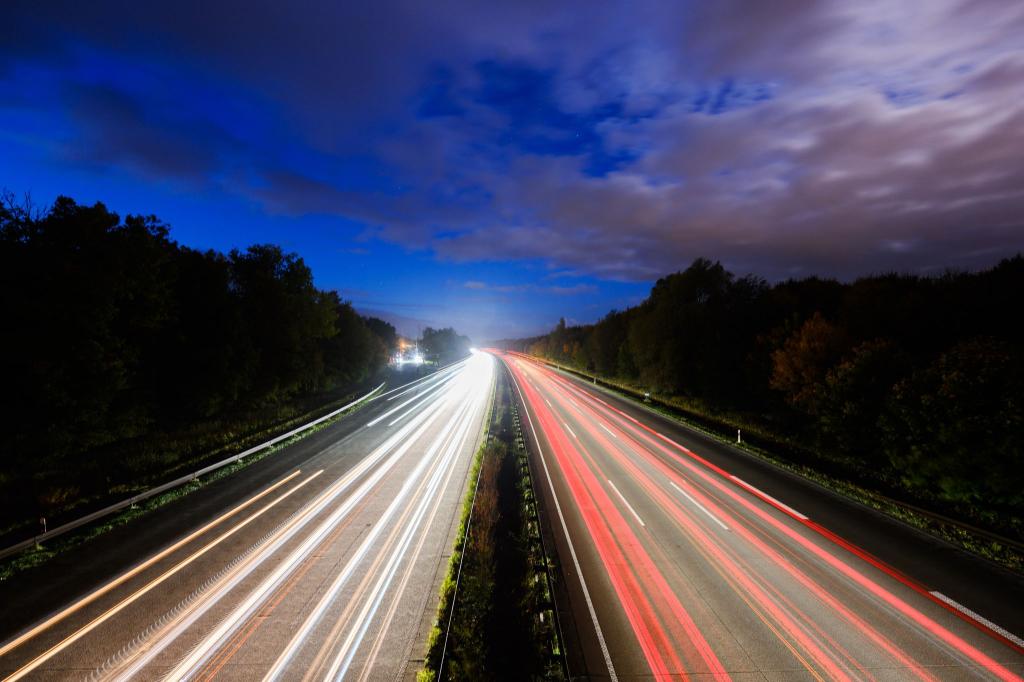 Eine Fahrt über die Autobahn - nicht für jeden erstrebenswert. (Illustration) - Foto: Julian Stratenschulte/dpa