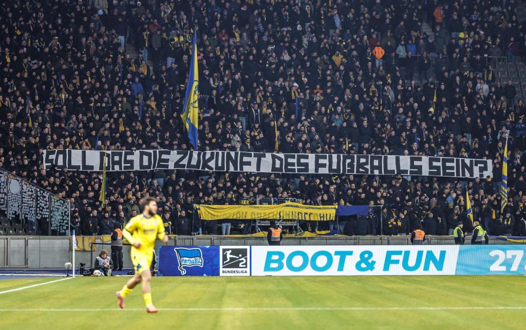 Fans von Eintracht Braunschweig haben protestiert. - Foto: Andreas Gora/dpa