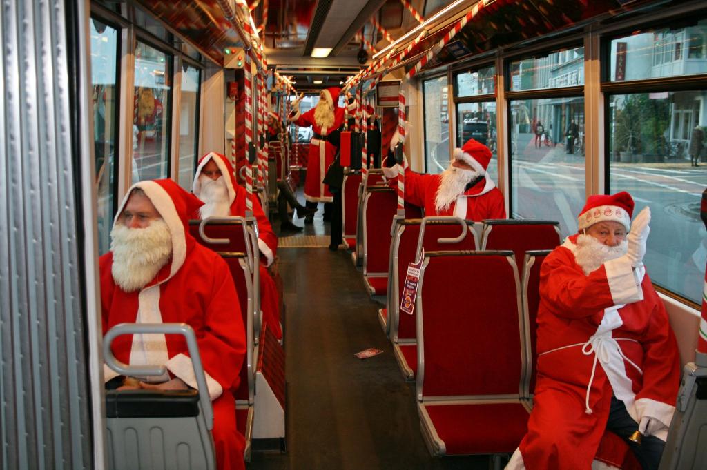 Bremer Weihnachtsmänner fahren eine erste Runde mit der Weihnachtsbahn zum Rathaus. - Foto: Kai Moorschlatt/dpa