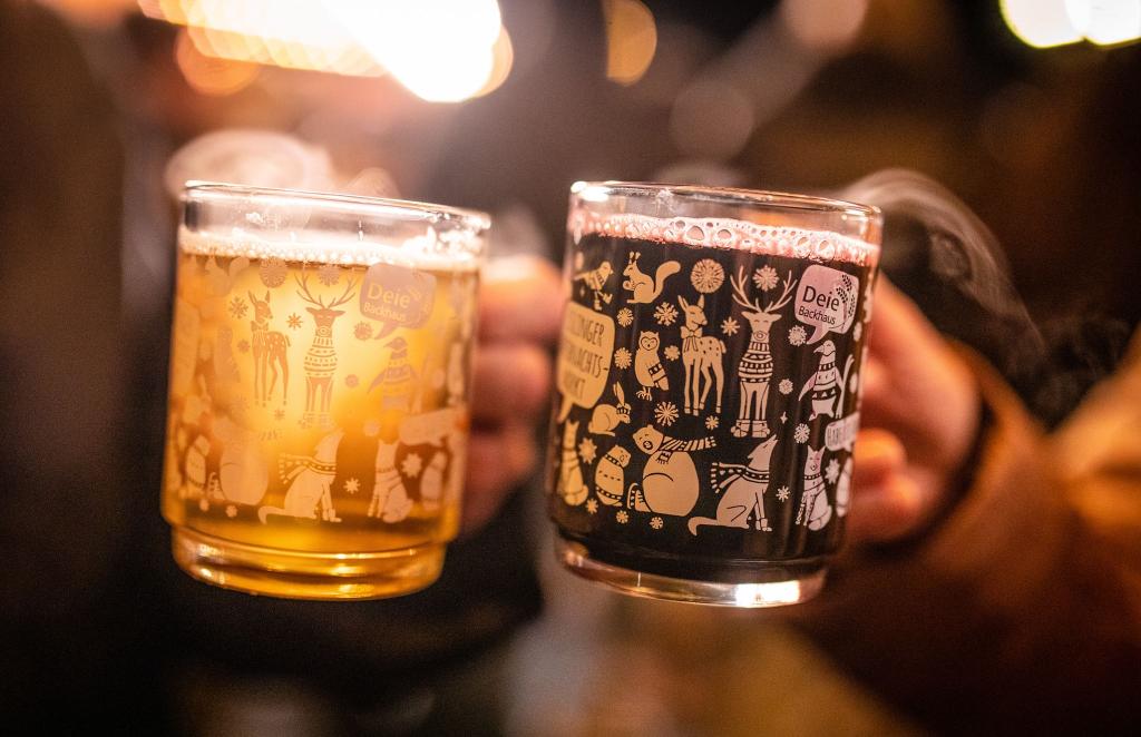 Auf Weihnachtsmärkten wird zwar viel Glühwein getrunken. Gegen die Kälte sind alkoholfreie Getränke jedoch besser geeignet. (Symbolbild) - Foto: Christoph Schmidt/dpa