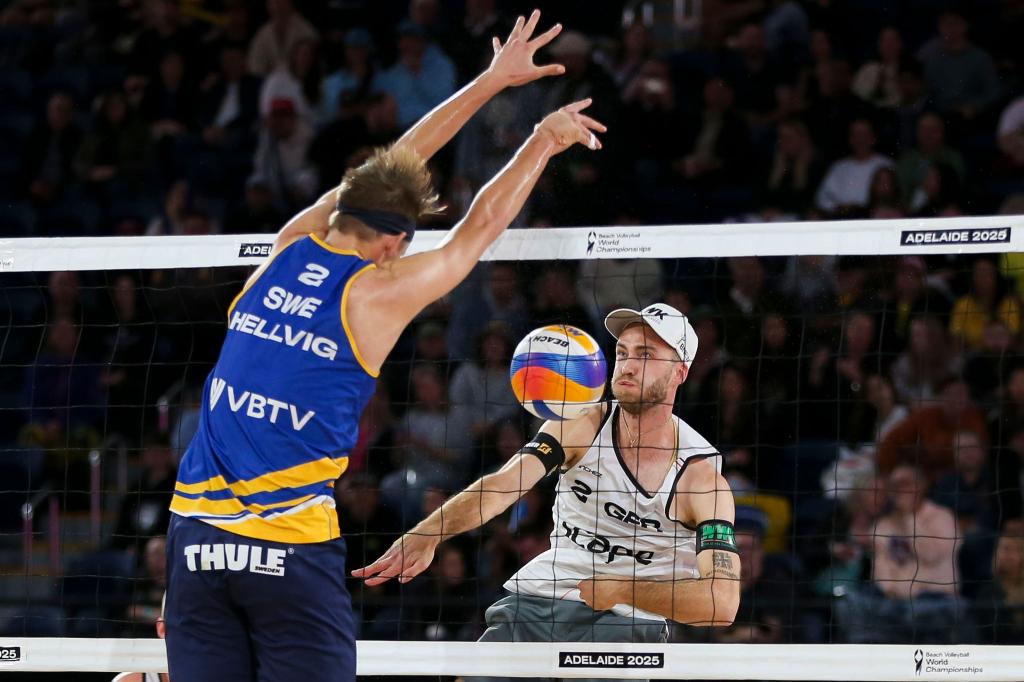 Der Schwede Jonatan Hellvig blockt Clemens Wickler (r) im WM-Halbfinale. - Foto: Matt Turner/AAP/dpa