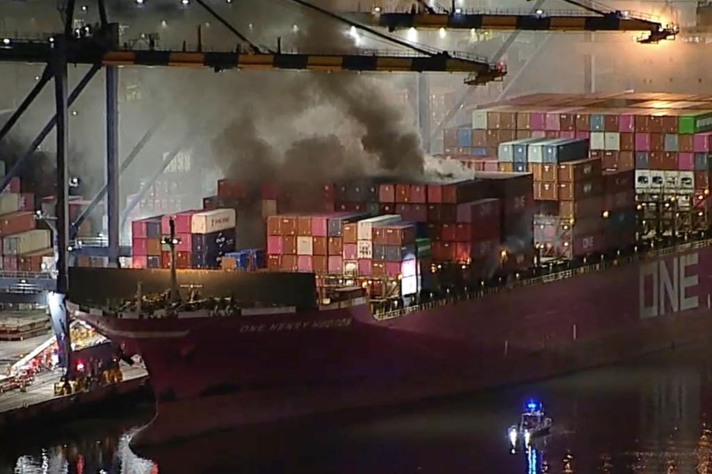 Am Freitagabend war das Feuer auf dem im Hafen von LA angedockten Schiff ausgebrochen, auch Container mit Gefahrstoffen brennen. - Foto: Uncredited/ABC7/dpa