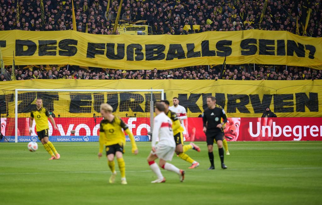 Der Fan-Protest hatte auch Auswirkung auf das Spiel in Dortmund. - Foto: Bernd Thissen/dpa