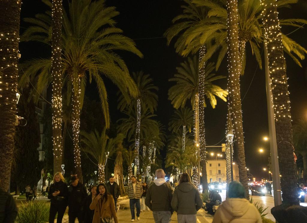 Palma hat die Weihnachtsbeleuchtung angeschaltet. - Foto: Clara Margais/dpa