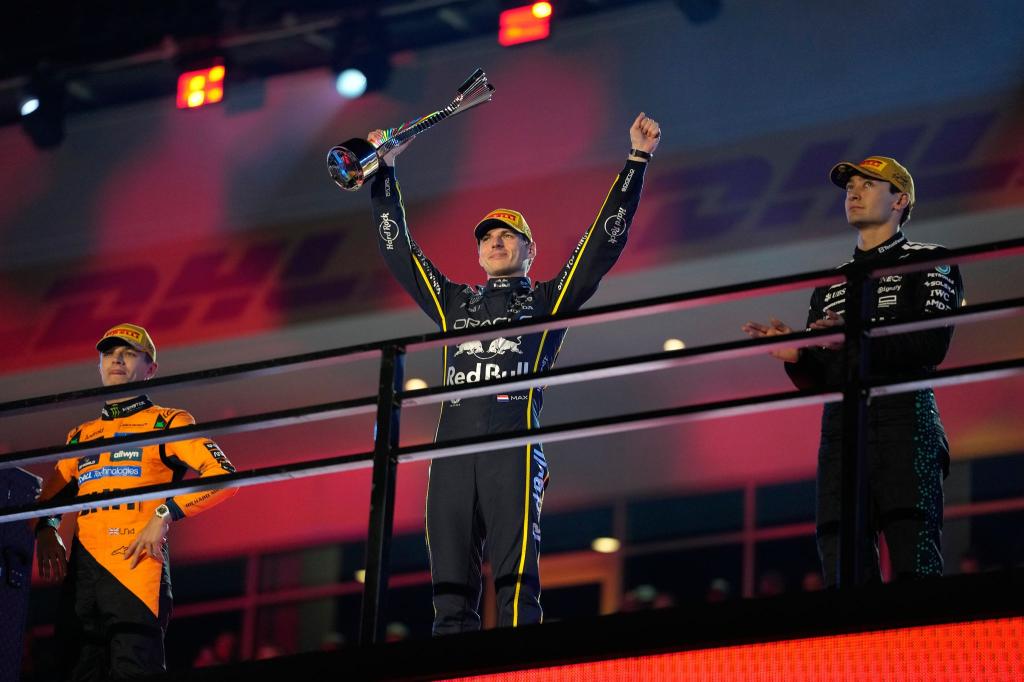 Als Verstappen (Mitte) bei der Siegerehrung jubelte, wusste er noch nicht, wie wertvoll sein Sieg noch werden würde. - Foto: John Locher/AP/dpa