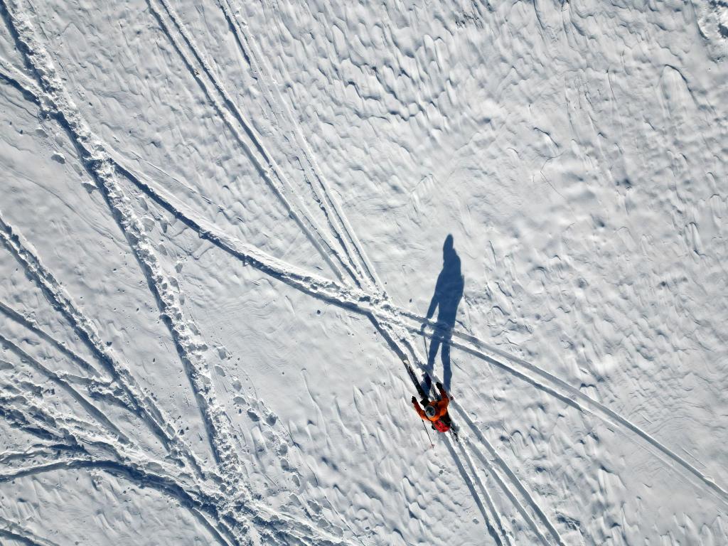 Lange Schatten im Schnee - Wintersportler an der Rodelpiste am Wurmberg im Harz - Foto: Matthias Bein/dpa