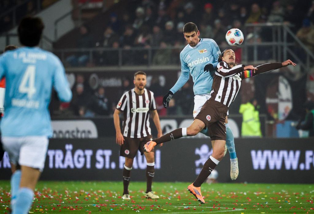 Zurück in der Startelf: St. Paulis Kapitän Jackson Irvine (r). - Foto: Christian Charisius/dpa