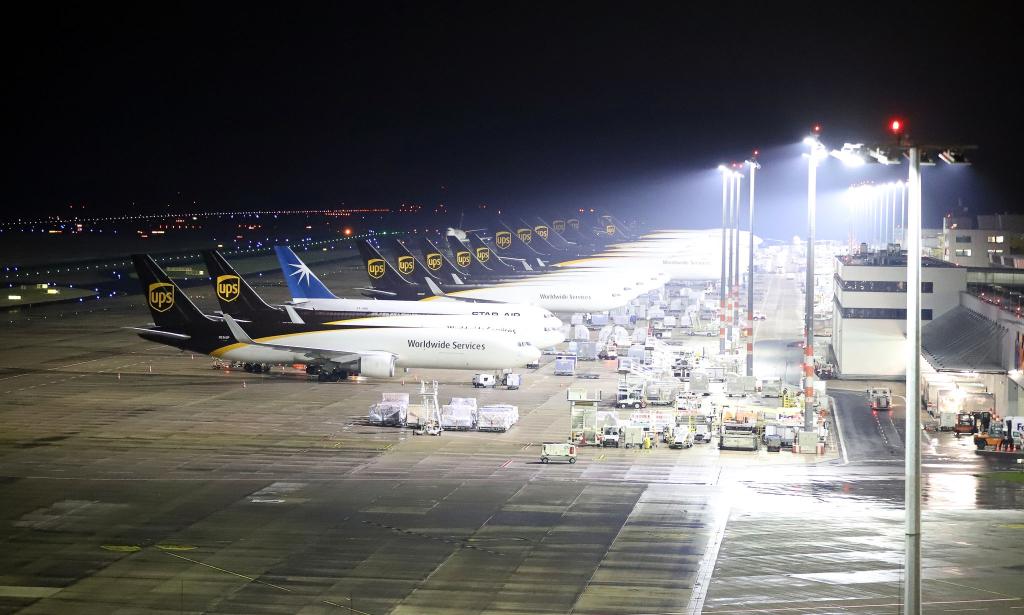 Wegen Blitzeis wurde der Flugbetrieb am Flughafen Köln/Bonn am Nachmittag für 45 Minuten unterbrochen. - Foto: Sascha Thelen/dpa