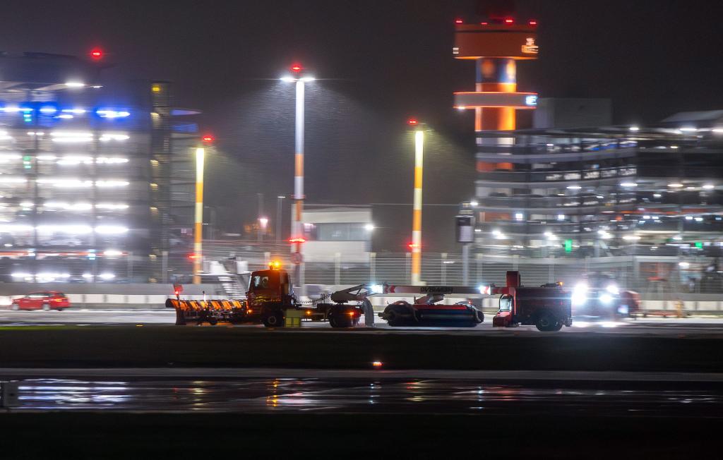 Die Straßen Hamburgs sind vom ersten Schnee der Wintersaison überzogen. - Foto: René Schröder/News5/dpa