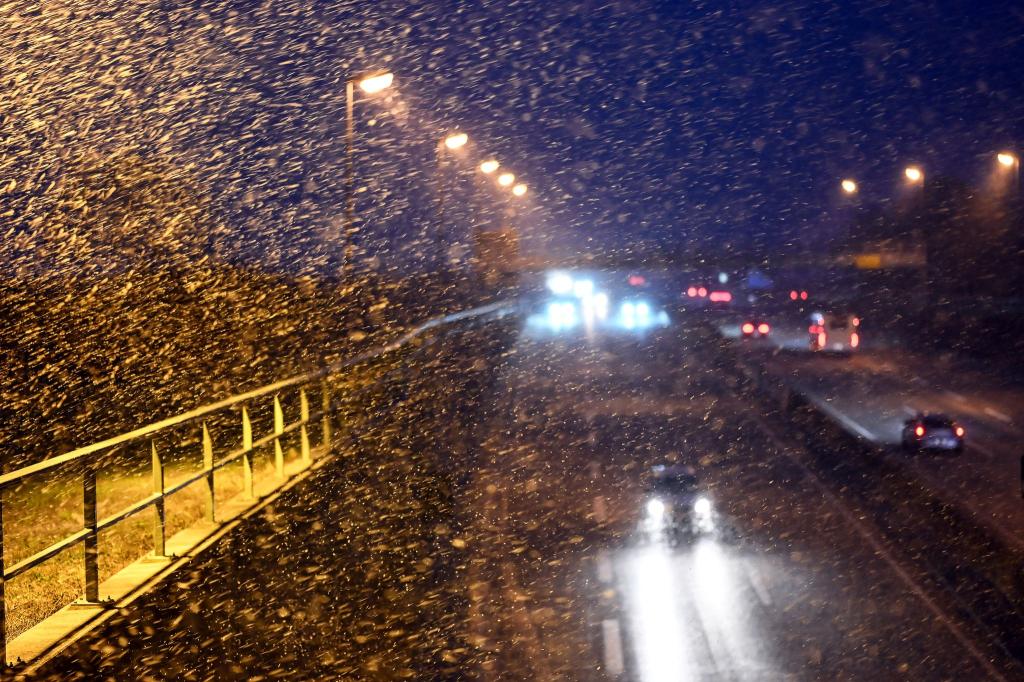 Wie hier auf der A31 im Emsland gab es im Nordwesten oft schwierige Bedingungen auf den Straßen. - Foto: Lars Penning/dpa