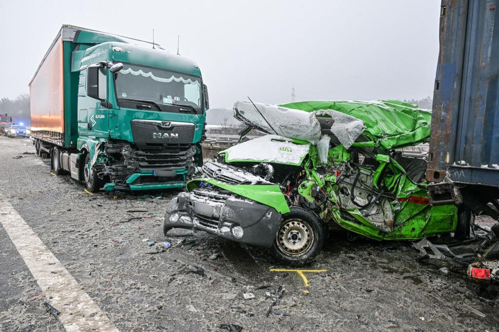 Bei einem Unfall in Bayern sterben mindestens drei Menschen. - Foto: Jason Tschepljakow/dpa