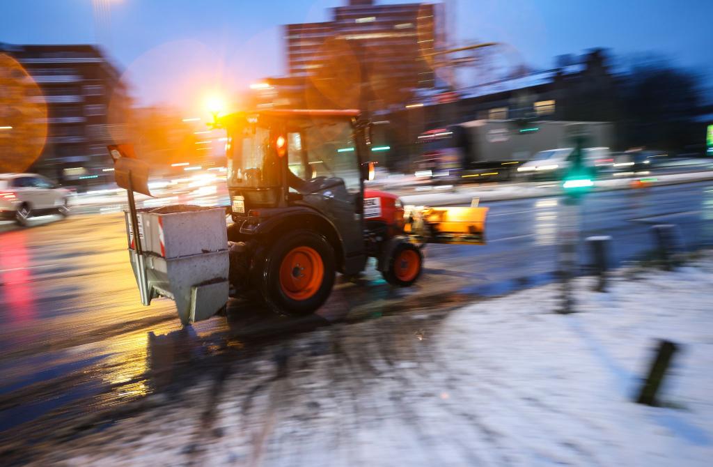 Einsatz für den Winterdienst auf Hamburgs Straßen. - Foto: Christian Charisius/dpa
