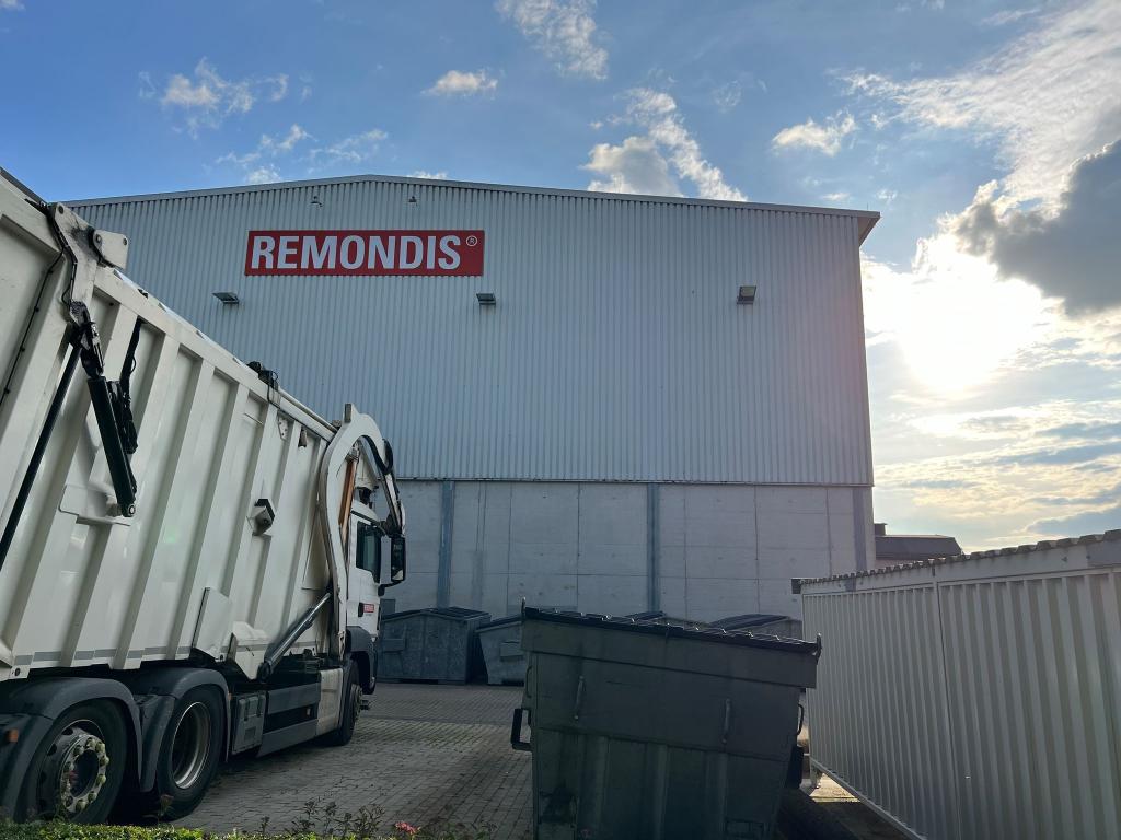 Müllfahrzeug und Container vor einer Remondis-Halle - das Abfallunternehmen ist in vielen Regionen Deutschlands sehr präsent. - Foto: Wolf von Dewitz/dpa