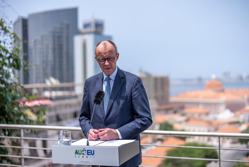 Bundeskanzler Friedrich Merz bremst Hoffnungen auf einen allzu schnellen Durchbruch bei den Ukraine-Verhandlungen. - Foto: Michael Kappeler/dpa