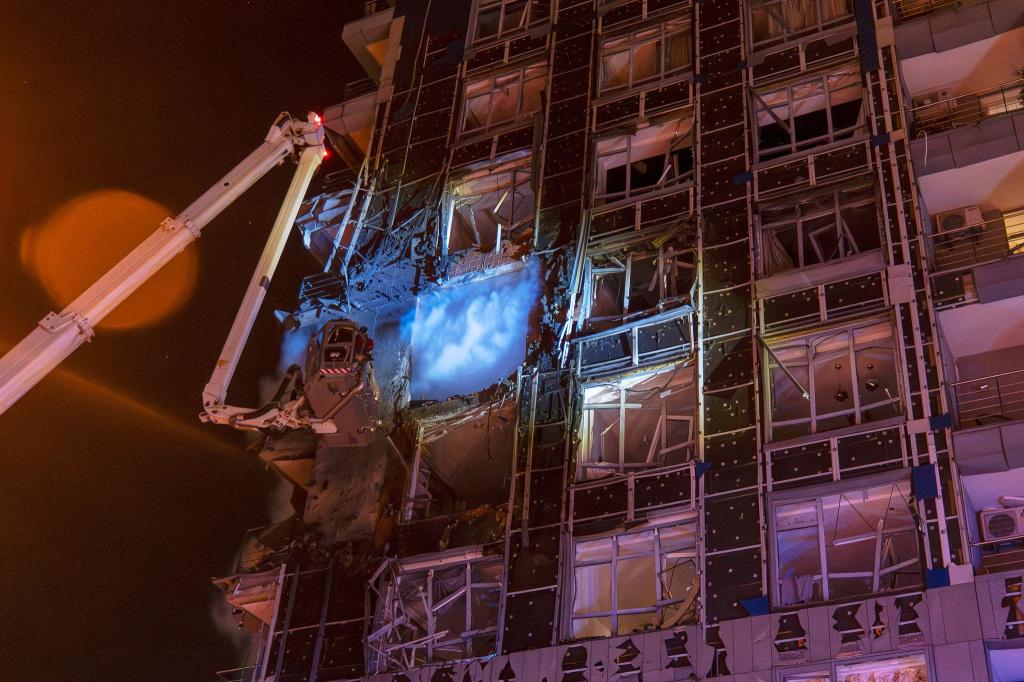 Rettungskräfte löschen in Kiew ein Feuer nach einem russischen Angriff. - Foto: Dan Bashakov/AP/dpa