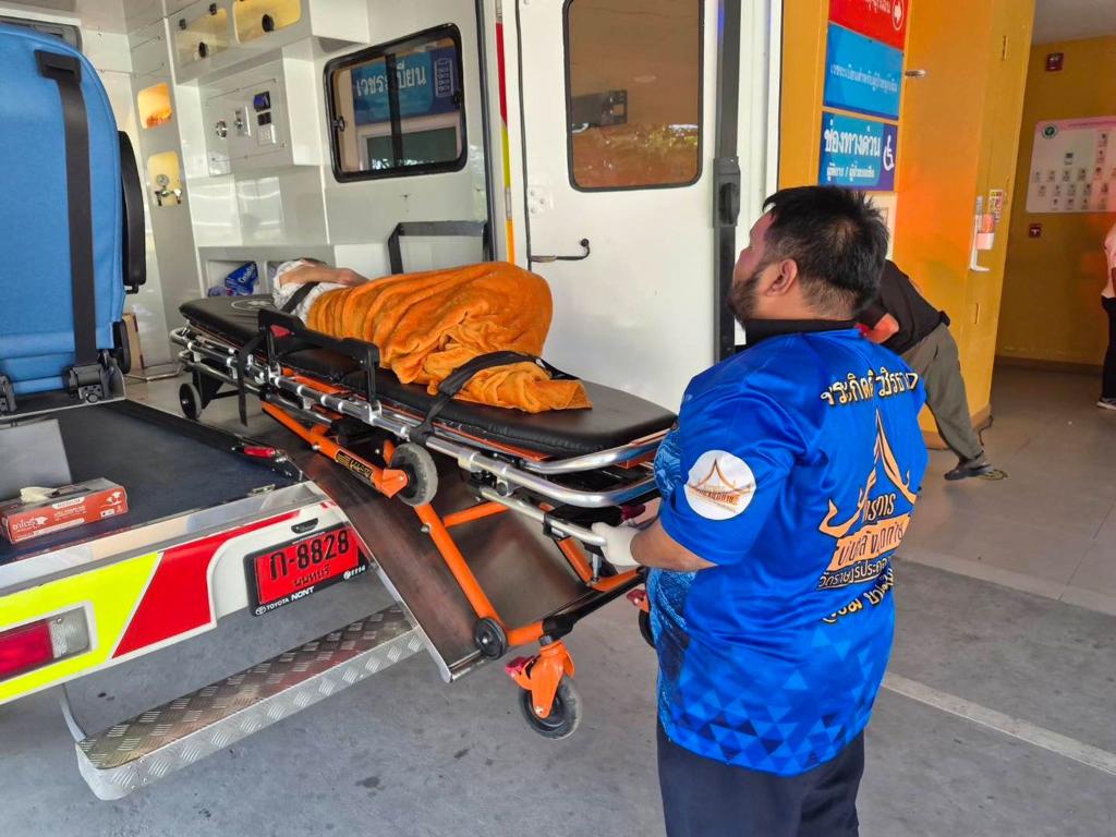 Die Frau wurde ins Krankenhaus gebracht - offenbar litt sie unter einem niedrigen Blutzuckerspiegel. - Foto: Uncredited/Wat Rat Prakhong Tham/AP/dpa