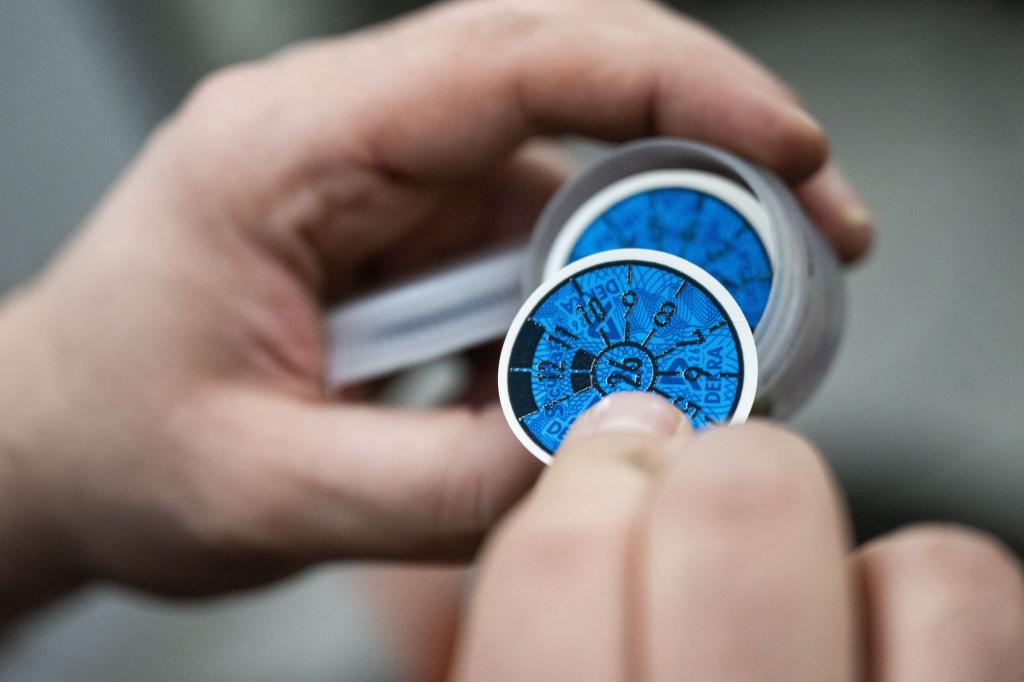 Nach der Hauptuntersuchung gibt es künftig nicht mehr nur die Plakette und den Prüfbericht auf Papier. (Archivbild) - Foto: Marijan Murat/dpa/dpa-tmn