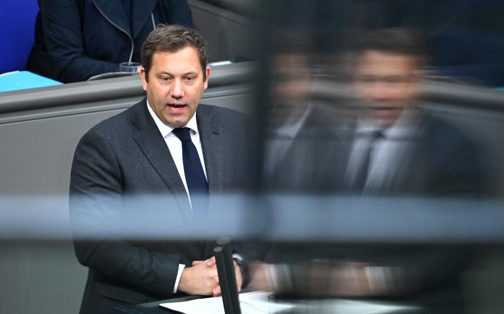 Klingbeil verteidigte seinen Etat. - Foto: Elisa Schu/dpa