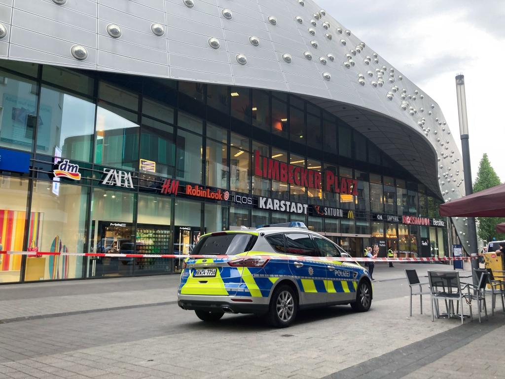 Die Drohmails lösten große Polizeieinsätze aus - etwa im Mai 2024 in Essen. (Archivbild) - Foto: Florentine Dame/dpa