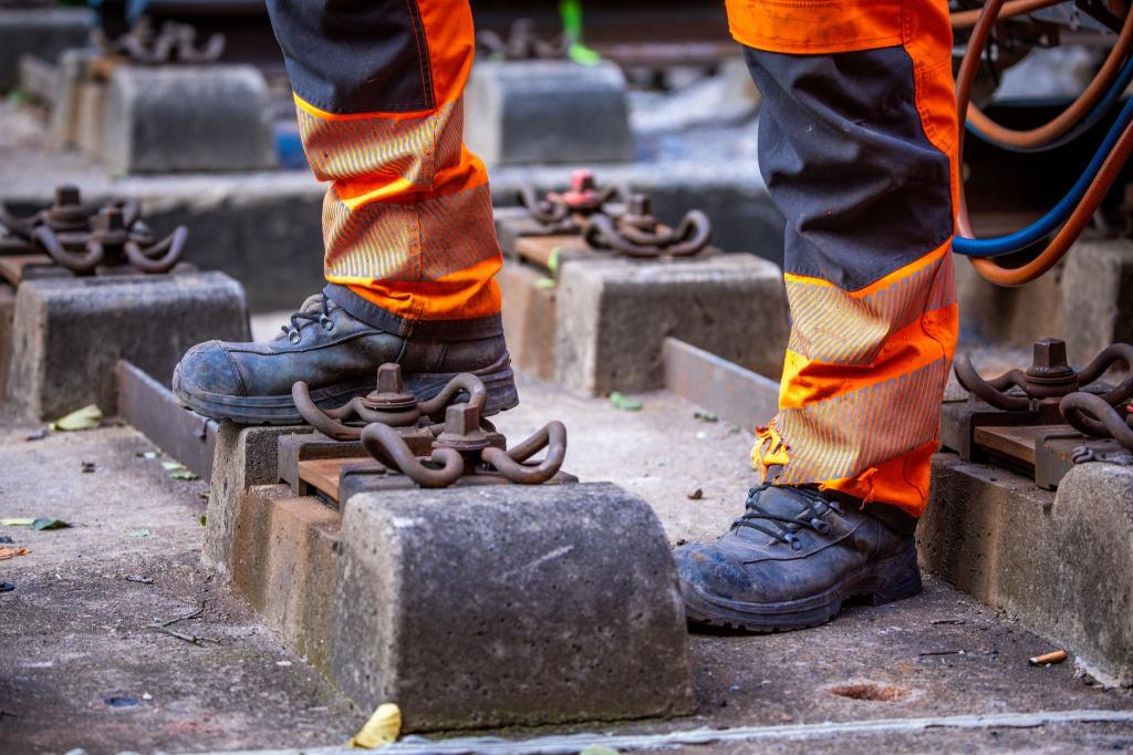 Die Arbeiter waren laut Polizei mit Gleisarbeiten in der Oberpfalz beschäftigt. (Symbolbild) - Foto: Jens Büttner/dpa