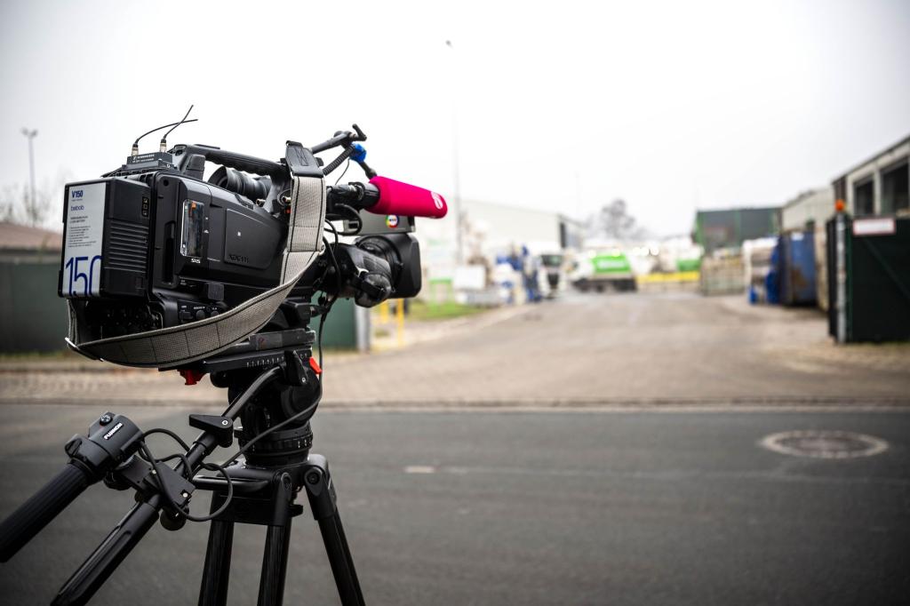 An unbekannter Stelle auf dem Gelände eines Entsorgungsbetriebes ist ein toter Säugling im Müll gefunden worden. - Foto: Sina Schuldt/dpa