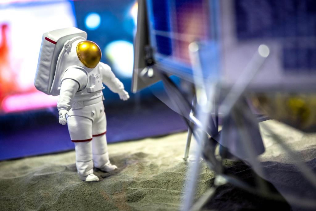 Das Model eines Astronauten in den Veranstaltungsräumen am Vorabend der Esa-Ministerratstagung. - Foto: Sina Schuldt/dpa