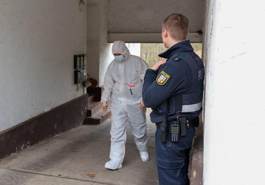 Die Spurensicherung war vor Ort im Einsatz. - Foto: Brandon Lee Posse/dpa