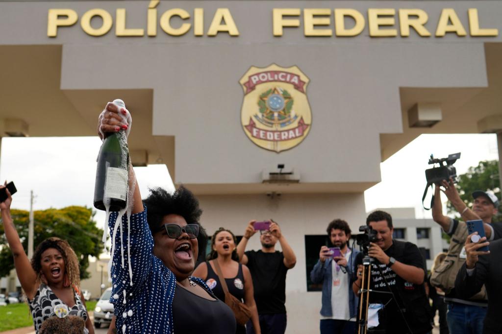 Gegner von Bolsonaro feiern seine Verurteilung. - Foto: Eraldo Peres/AP/dpa