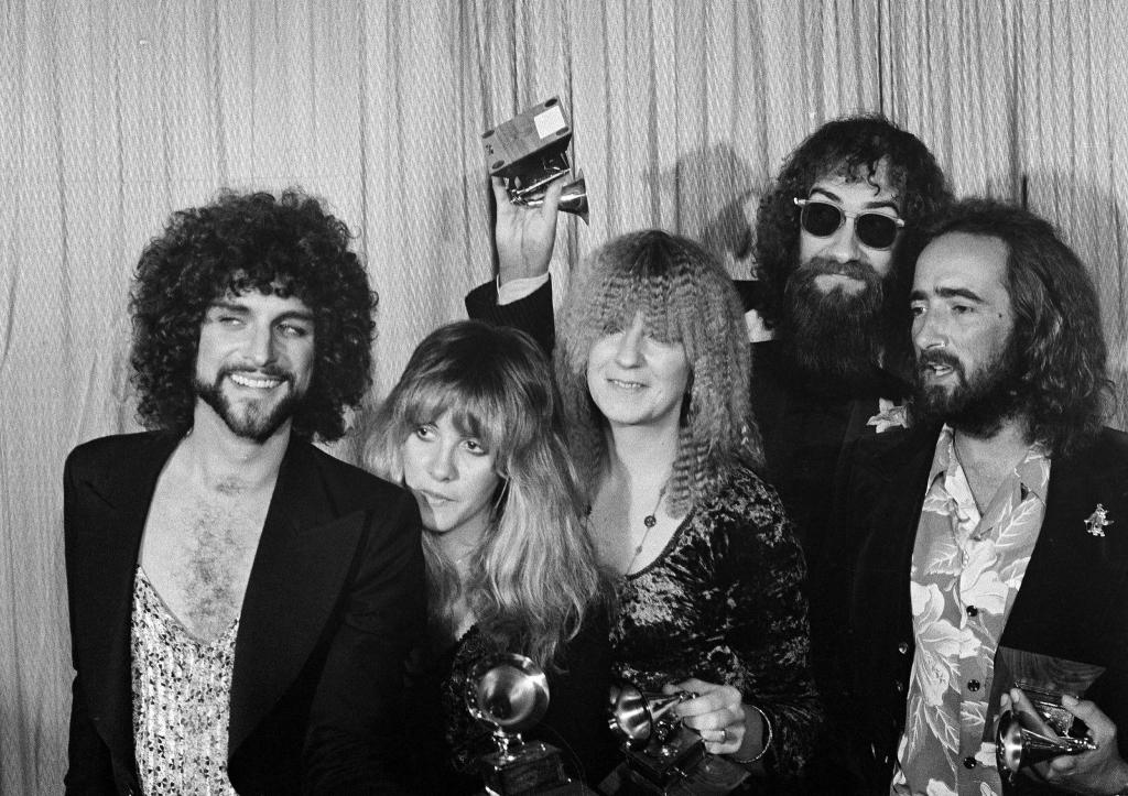 1978 erhielten John McVie (r) und Fleetwood Mac den Grammy in der Kategorie Album des Jahres für «Rumours». (Archivbild) - Foto: Richard Drew/AP/dpa