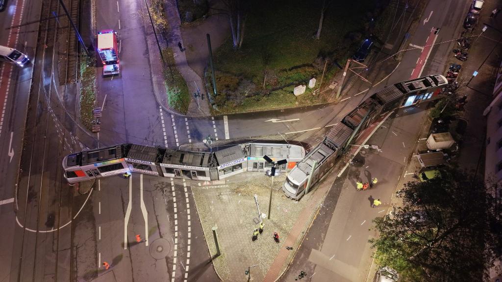 Mehrere Verletze bei Unfall mit entgleister Straßenbahn - Foto: David Young/dpa
