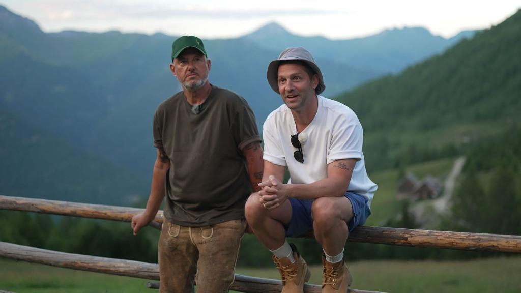 Die beiden TV-Köche sind ab Donnerstag (20.15 Uhr) in ihrem neuen Doku-Format «Rosin & Kumptner: Mission Mittendrin!» auf Kabel Eins zu sehen. - Foto: -/Joyn/dpa