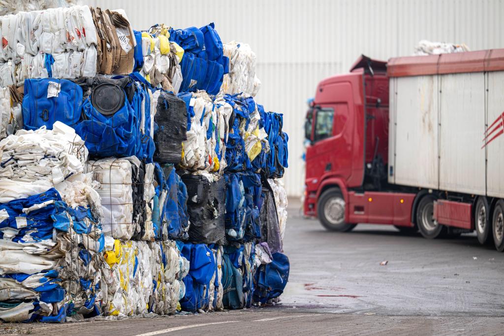 Das Firmengelände im Bereich Industriehäfen. - Foto: Sina Schuldt/dpa