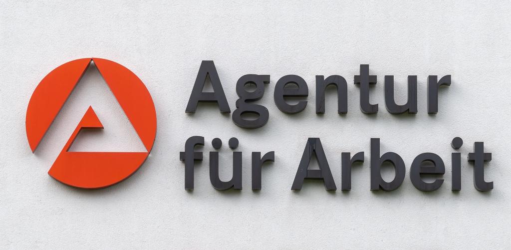 Kurz vor Veröffentlichung der Arbeitsmarktdaten am Freitag gibt es unterschiedliche Prognosen für die Beschäftigung. (Archivbild) - Foto: Hendrik Schmidt/dpa-Zentralbild/dpa