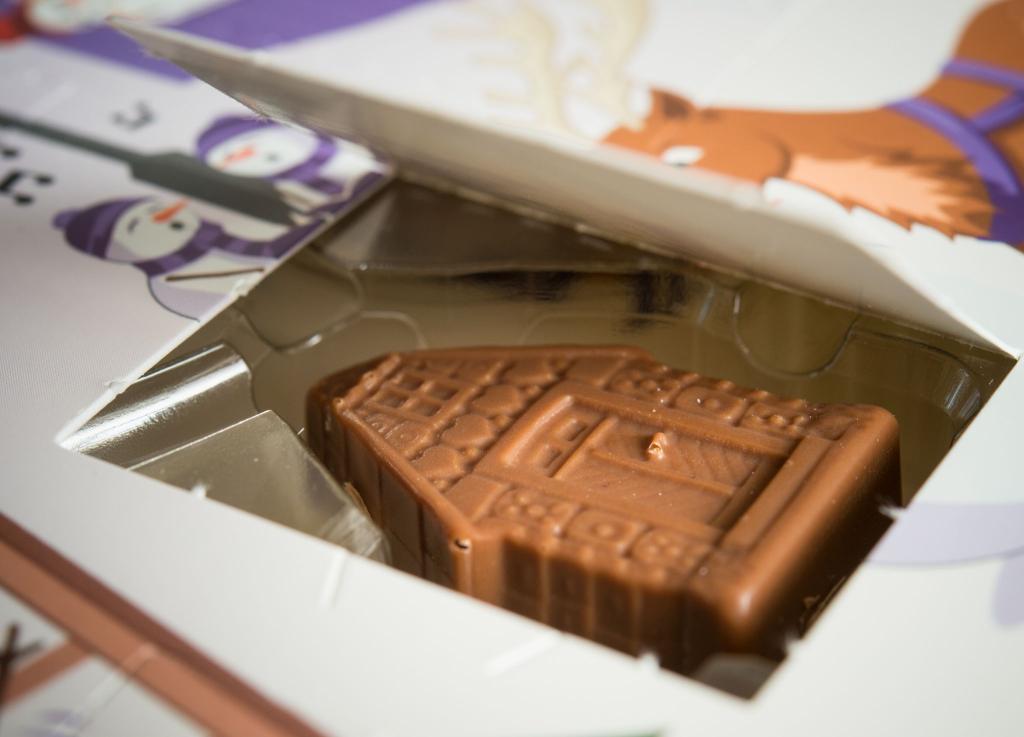 In vielen Adventskalendern steckt Schokolade - und die ist deutlich teurer geworden. (Symbolbild) - Foto: Patrick Pleul/dpa/dpa-tmn