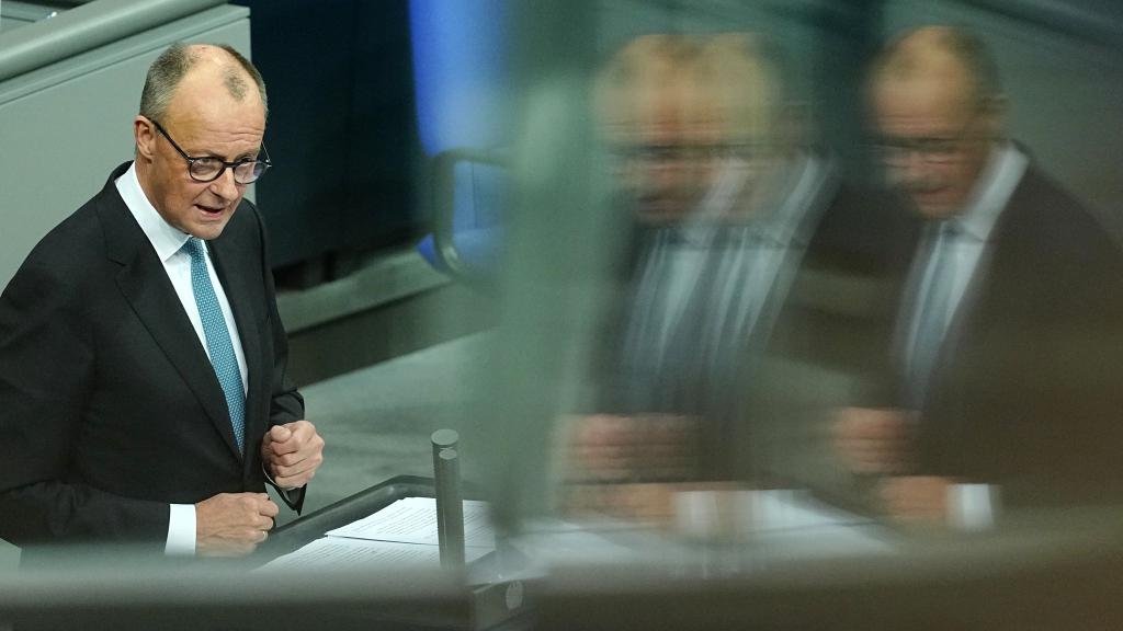 Kanzler Merz räumt in der Generaldebatte des Bundestags ein, dass die Erwartungen an das Reformtempo derzeit höher seien, als sie erfüllt werden könnten. - Foto: Kay Nietfeld/dpa
