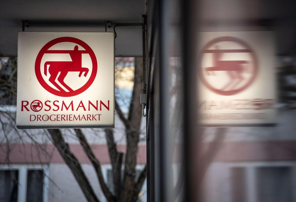 Rossmann kündigt die Mitgliedschaft im Verband. - Foto: Frank Rumpenhorst/dpa