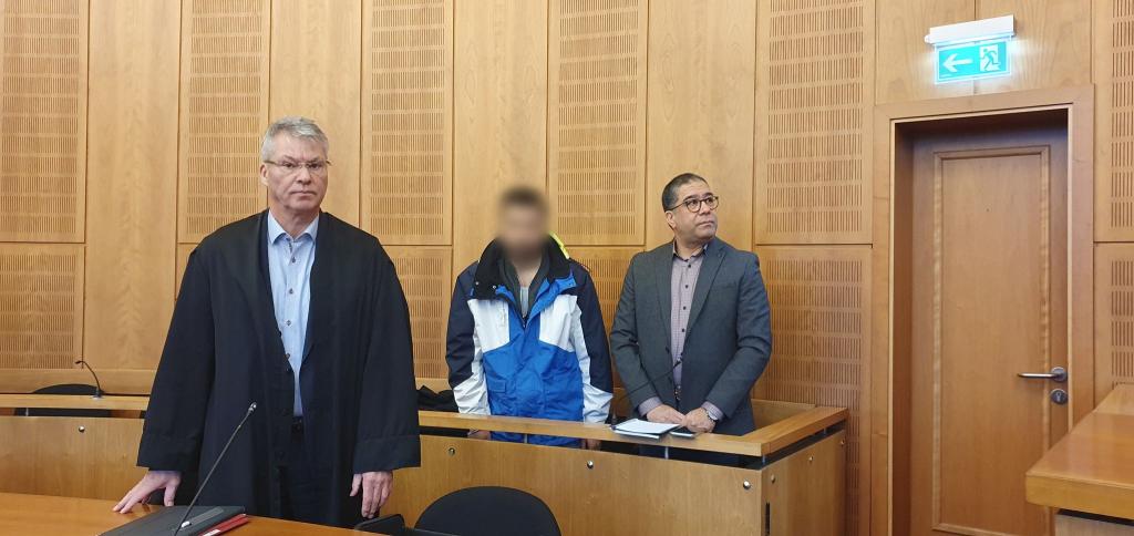 In seinem Schlusswort entschuldigte sich der Angeklagte für die Tat. - Foto: Martin Höke/dpa