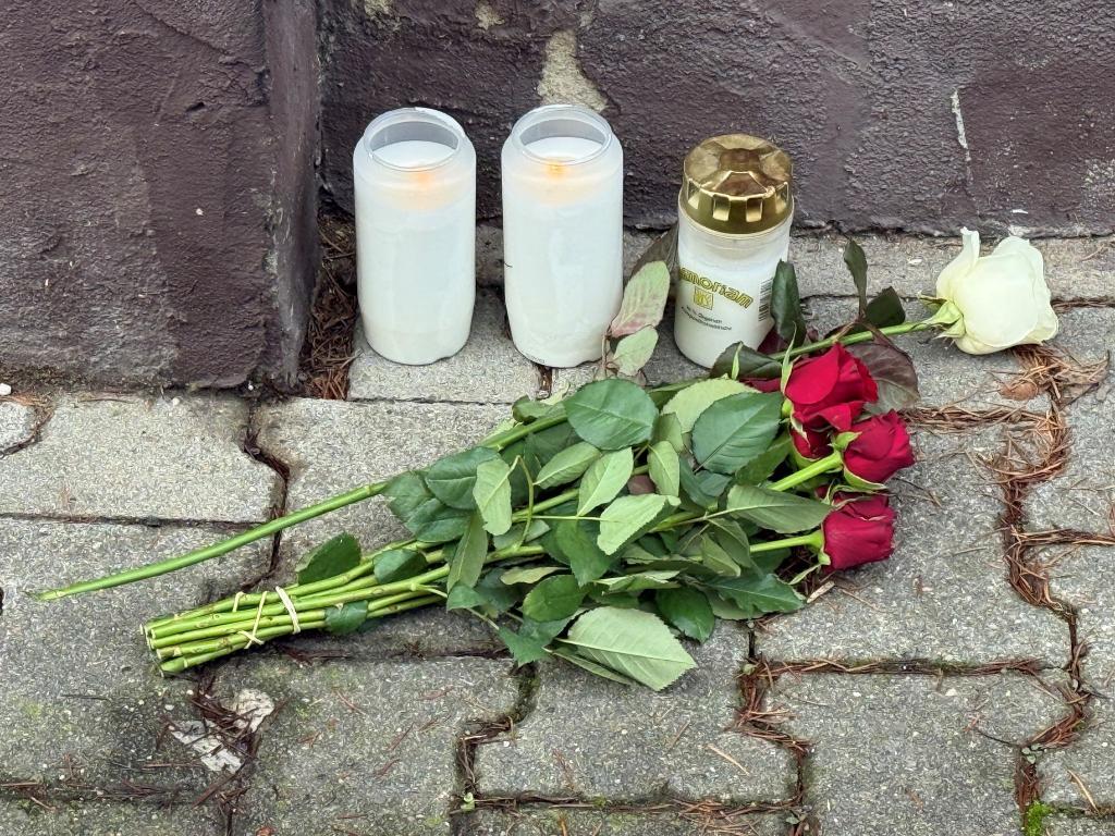 Am Tatort wurden Kerzen und Blumen abgelegt. - Foto: Thorsten Kremers/Thorsten Kremers/dpa/dpa